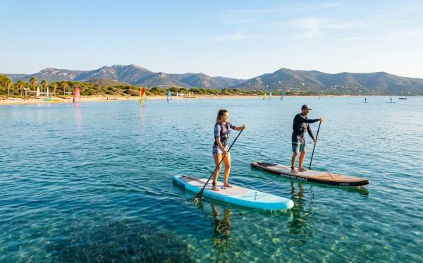 Explorer la baie d'almanarre en paddle : conseils et locations